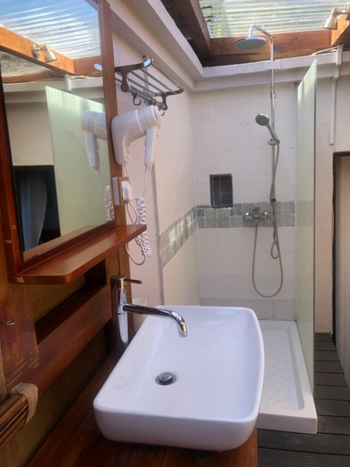 Bathroom 2, Le Gite du bonheur, Black River
