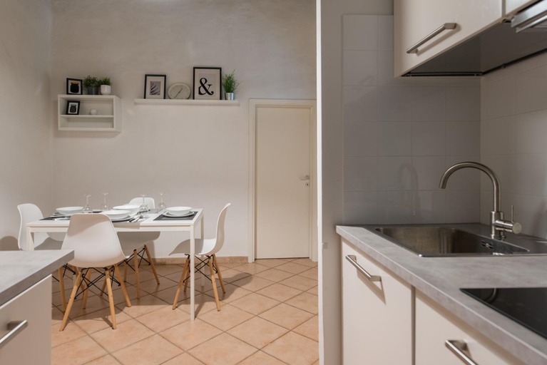 Others 2, 2 apartments next to a market and Piazza Santa Croce - HomeUnity, Florence