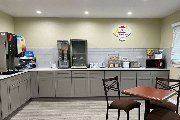 Food & Drinks 5, Super 8 by Wyndham Indianapolis/Emerson Ave, Marion
