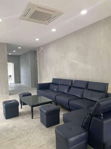 Lobby sitting area 8