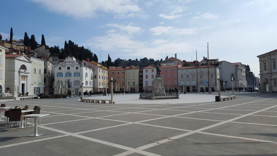 Others 3, Piraneska, Piran