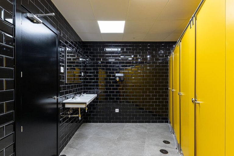 Bathroom 5, Art Seven Hostel Capsules, Madrid
