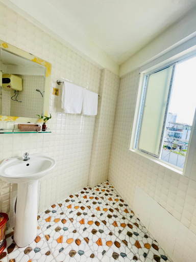 Bathroom 3, Eva Homestay, Huế