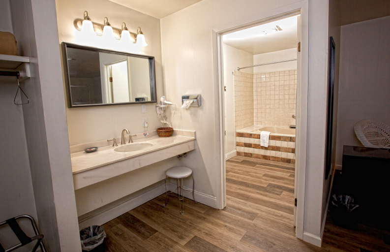 Bathroom 3, Prairie Voyager, Crawford
