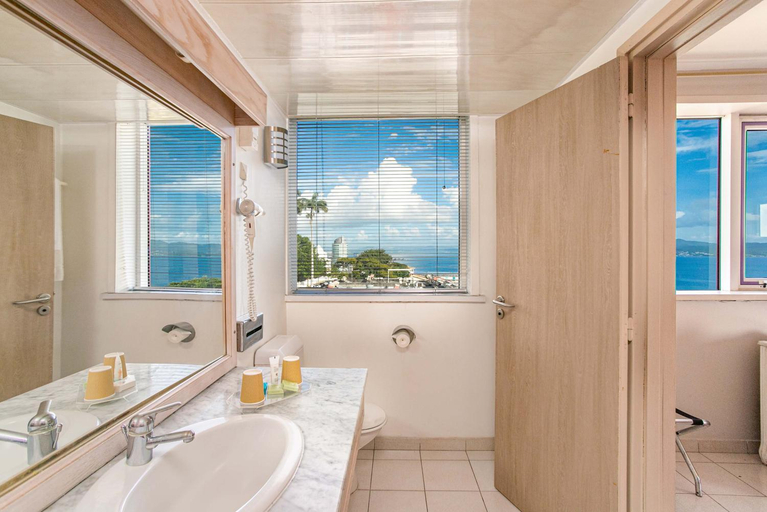 Bathroom 4, Karibea Squash Hotel, Fort-de-France