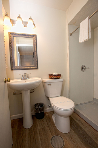 Bathroom 3, Prairie Voyager, Crawford
