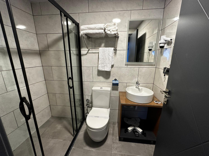 Others 5, Bademi Room, Merkez