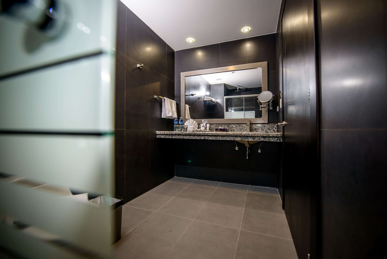 Bathroom 5, Wyndham Manta Sail Plaza Hotel & Convention Center, Manta