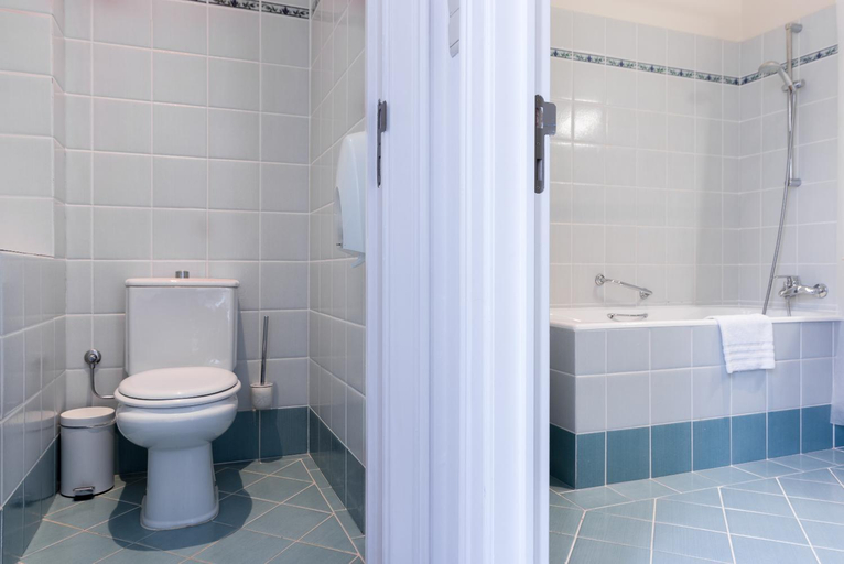 Bathroom 4, Thermae Palace, West-Vlaanderen