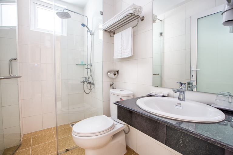 Bathroom 4, Sea Castle Hotel, Da Nang