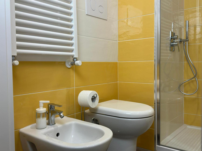 Bathroom 2, Mare Azzurro, Napoli