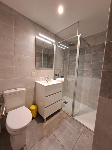 Bathroom 2, Hotel L'Auberge Canaulaise, Gironde