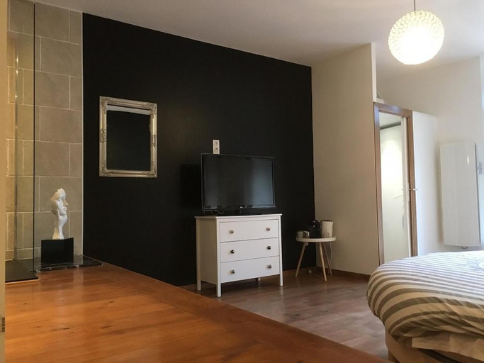 Others 5, Chambre paisible avec vue sur la montagne, Jura
