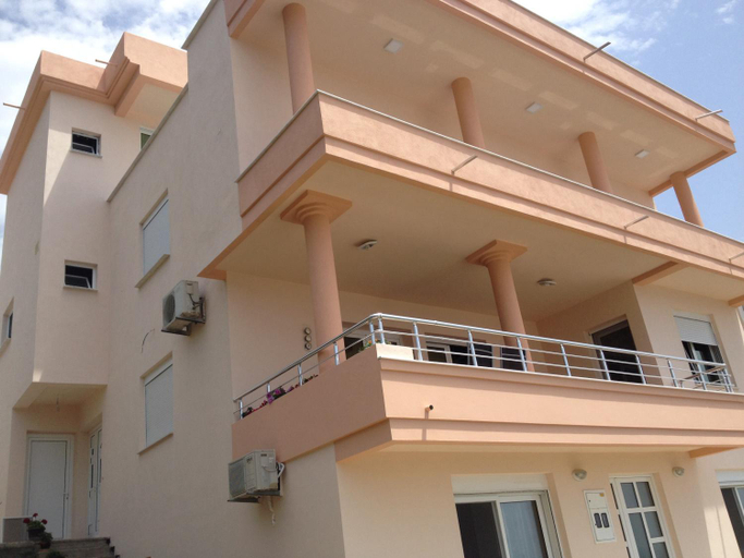 Others 5, Casa Hena