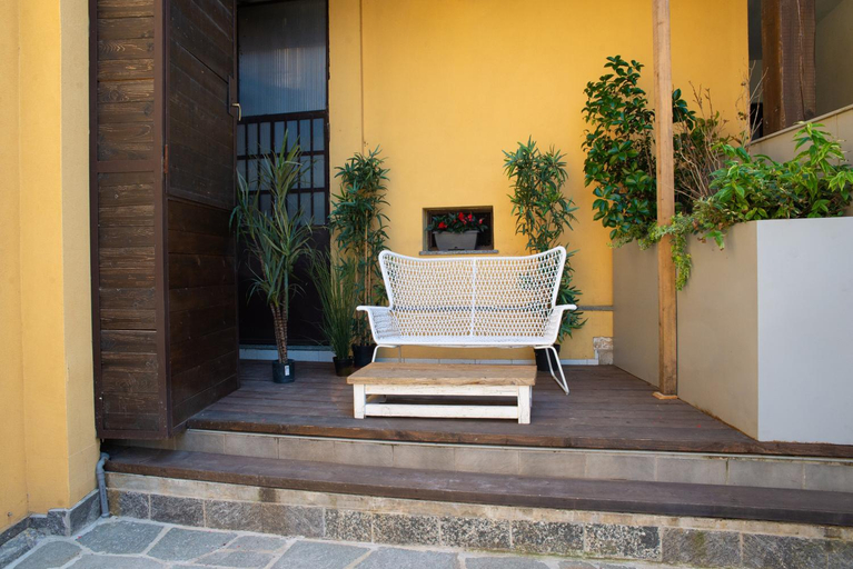 Others 4, LA CORTE SUL LAGO, Como