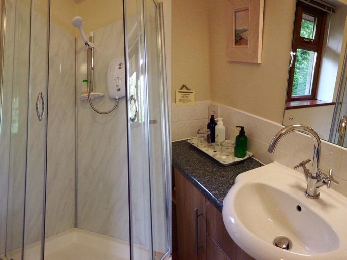 Bathroom 3, Kenilworth Garden Accommodation, Cambridgeshire