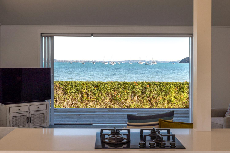Others 5, Driftwood Beach House with Spa Pool, Auckland