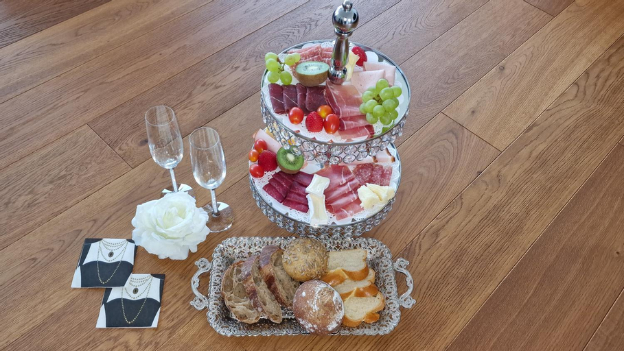 Food & Drinks 9
