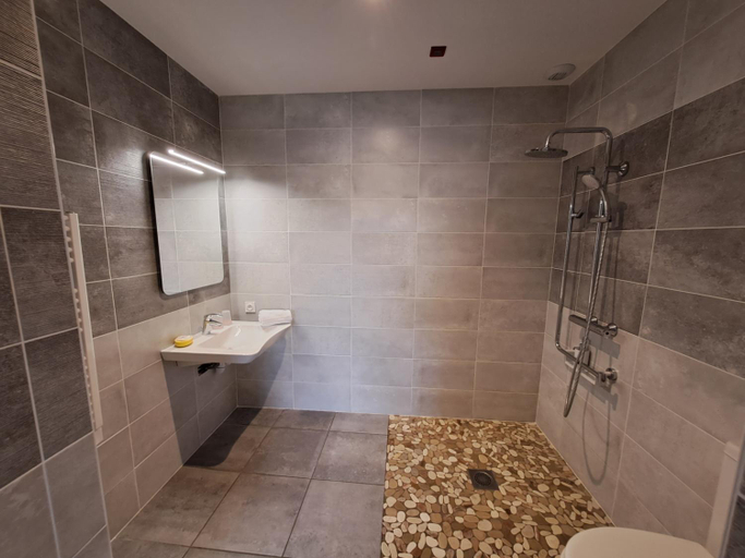 Bathroom 5, Hotel L'Auberge Canaulaise, Gironde