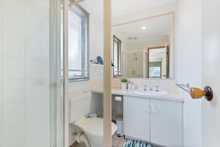Bedroom 4, Woodgrove Penthouse - 36 min drive to MEL airport, Melton Bal