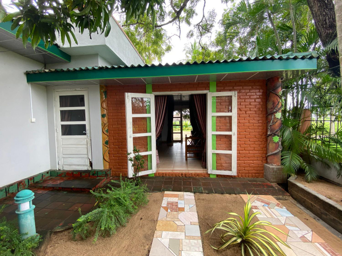 Exterior & Views