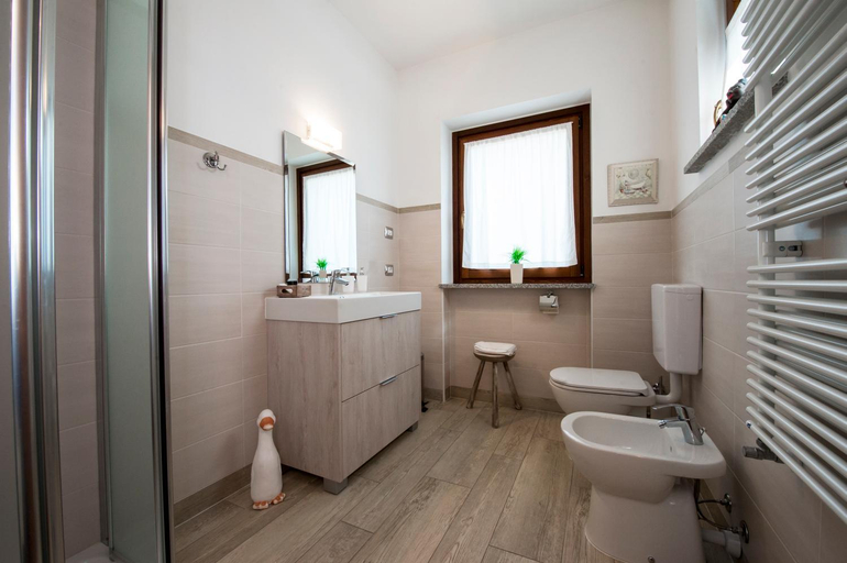 Bathroom 5, B&B Pousada Rio Aosta-servizi di Bed and breakfast, Aosta