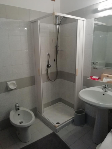Bathroom 4, Hotel Rezia Valtellina, Sondrio