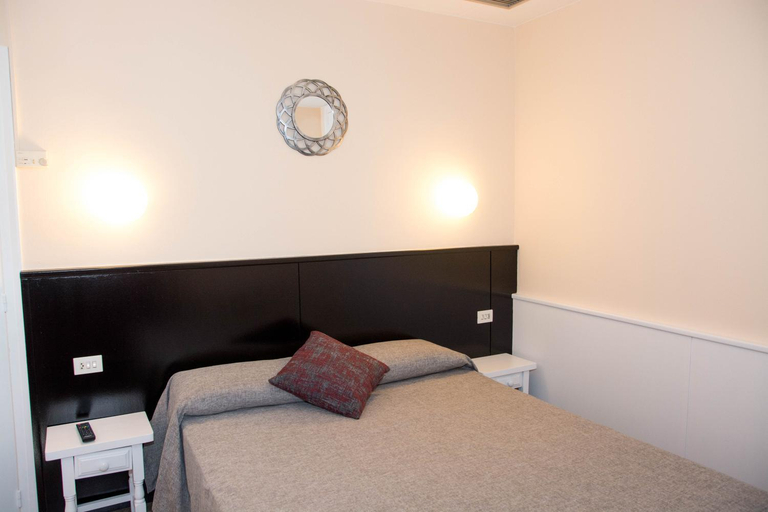 Others 5, Hostal Emporda, Girona