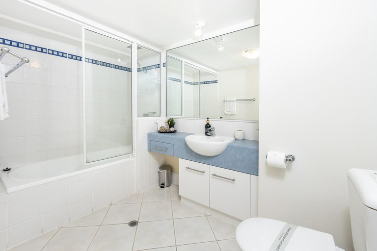 Bathroom 3, Cairns Esplanade 2BR Waterfront Apartment Sleeps 6, Cairns