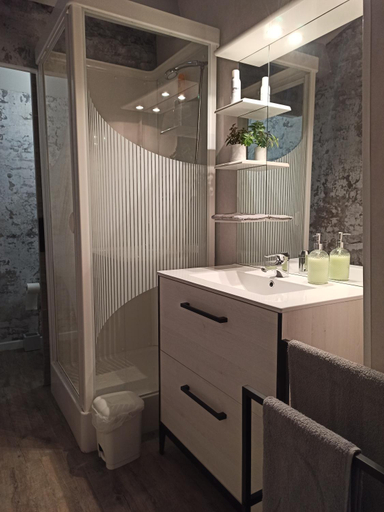Bathroom 2, Magnolia, Charente