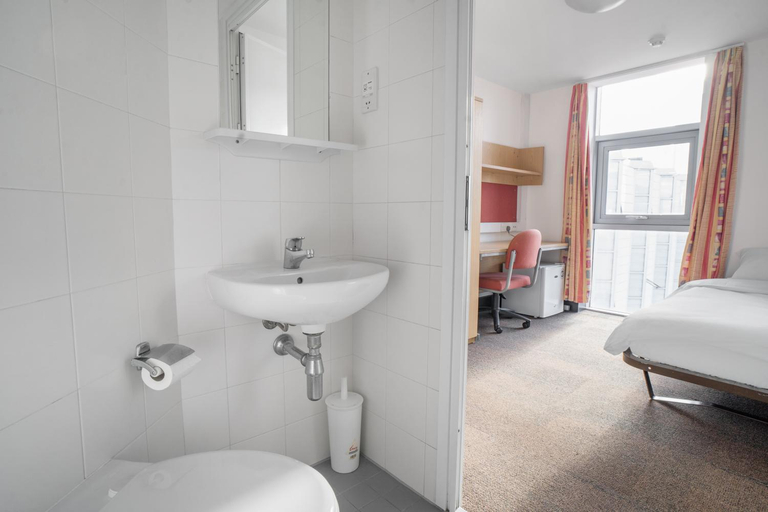 Bathroom 2, Davies Court (Canary Wharf), London