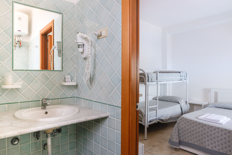 Bathroom 4, Hotel Bolivar, Salerno