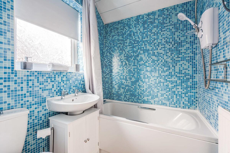 Bathroom 2, Alexandra | WiFi Parking Garden, Lancashire