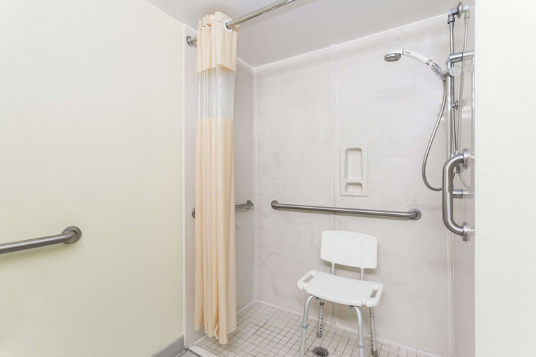 Bathroom 4, Days Inn by Wyndham Marianna, Jackson
