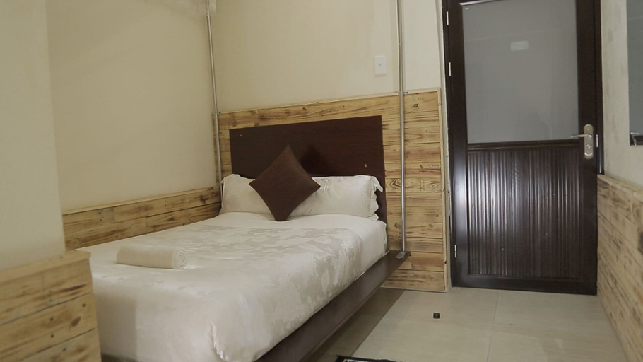 Bedroom 2, Commonlens Hotel, Busiiro