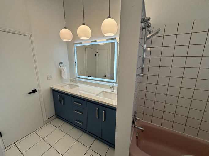Bathroom 3, Hojo House Winnipeg, Division No. 11