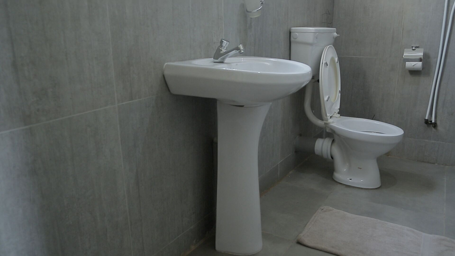 Bathroom 3, Commonlens Hotel, Busiiro