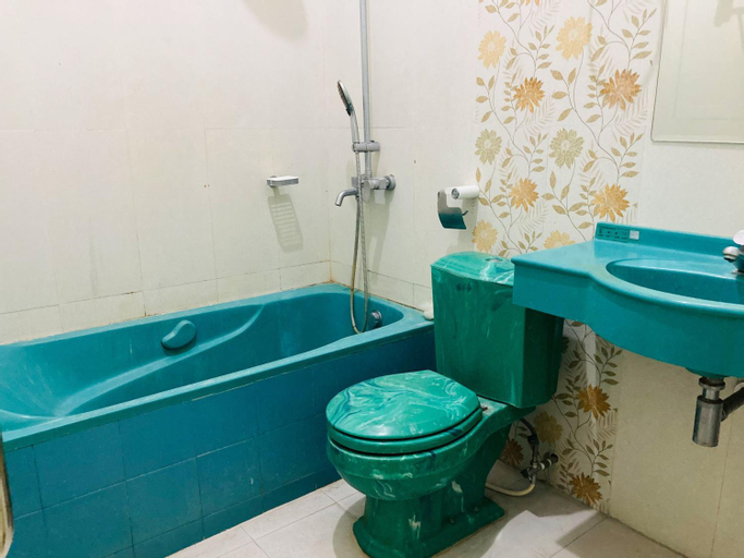 Bathroom 16