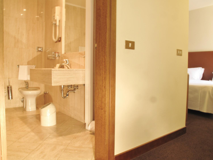 Bathroom 4, Hotel Albergo Santa Chiara, Roma