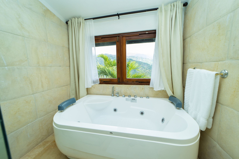 Bathroom 3, Reggae Legends Estate