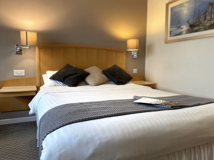Bedroom 3, The Wiltshire Hotel, Golf and Leisure Resort, Wiltshire