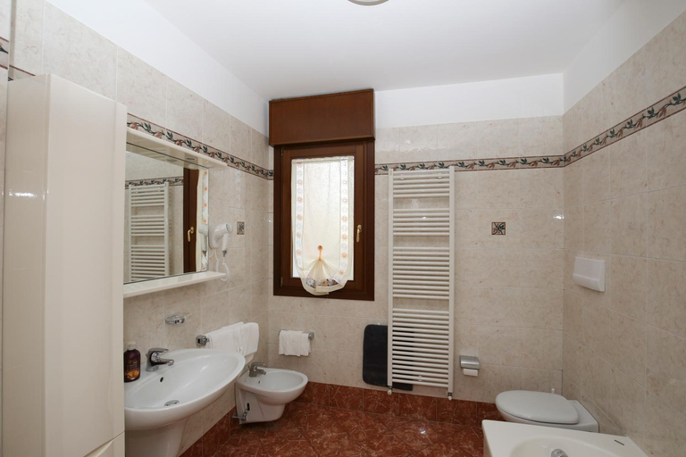 Bathroom 4, Round Venice, Venezia