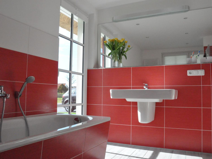 Bathroom, Reetdachhaus am Bodden mit Sauna, Vorpommern-Rügen