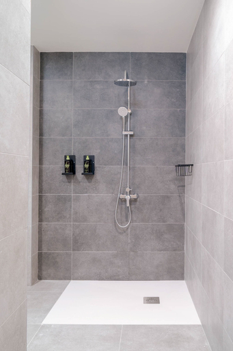 Bathroom 3, Limehome Valencia Carrer de Sant Jacint, Valencia