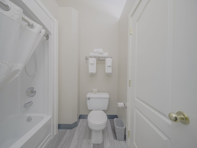 Bathroom 5, Baymont by Wyndham Hinton, Division No. 14