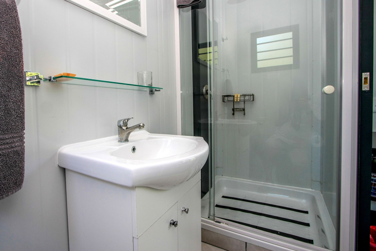 Bathroom 3, SleepOver Upington, Siyanda