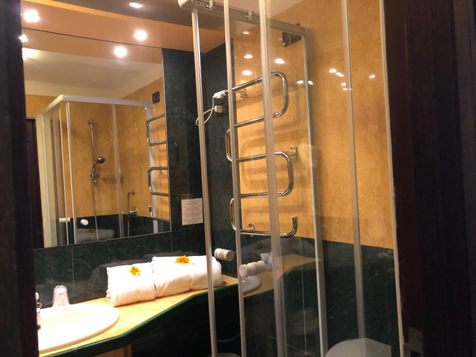 Bathroom 5, Domizia Palace Hotel, Caserta