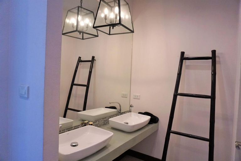 Bathroom 10