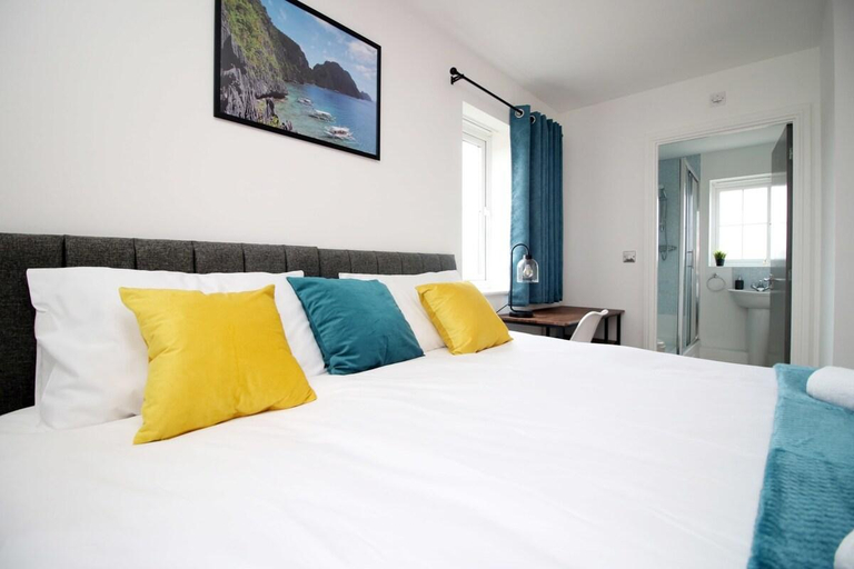 Others 4, Five bed house with terrace by Prestigious Stays, Swindon