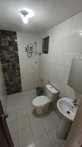 Bathroom 4, Quezon Premier Hotel Candelaria, Candelaria